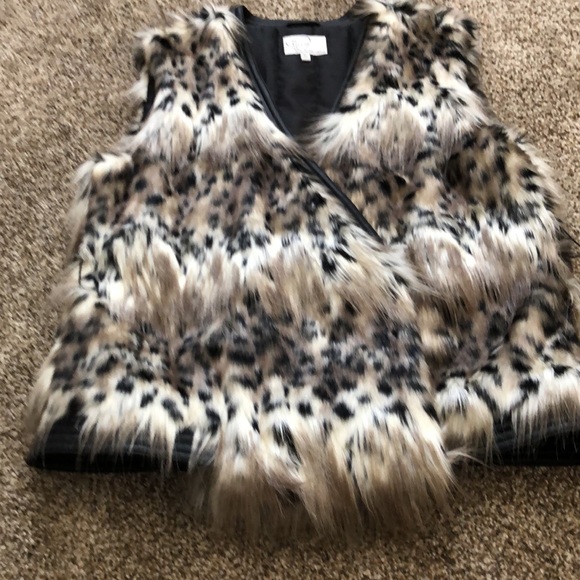 June, by June Ambrose extra large faux fur leopard print vest. - Picture 10 of 13